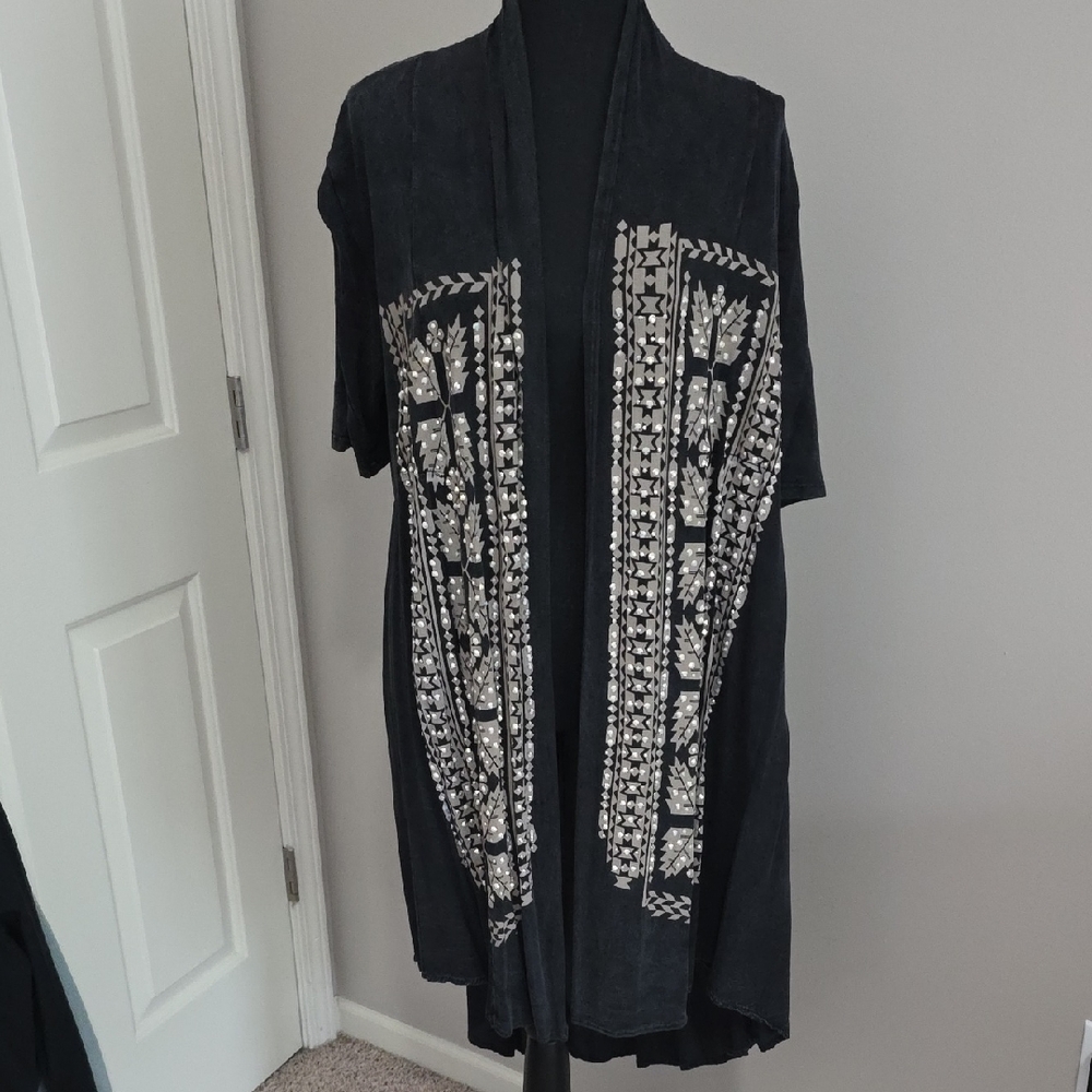 Vocal Black and White Fleur-de-Lis Kimono